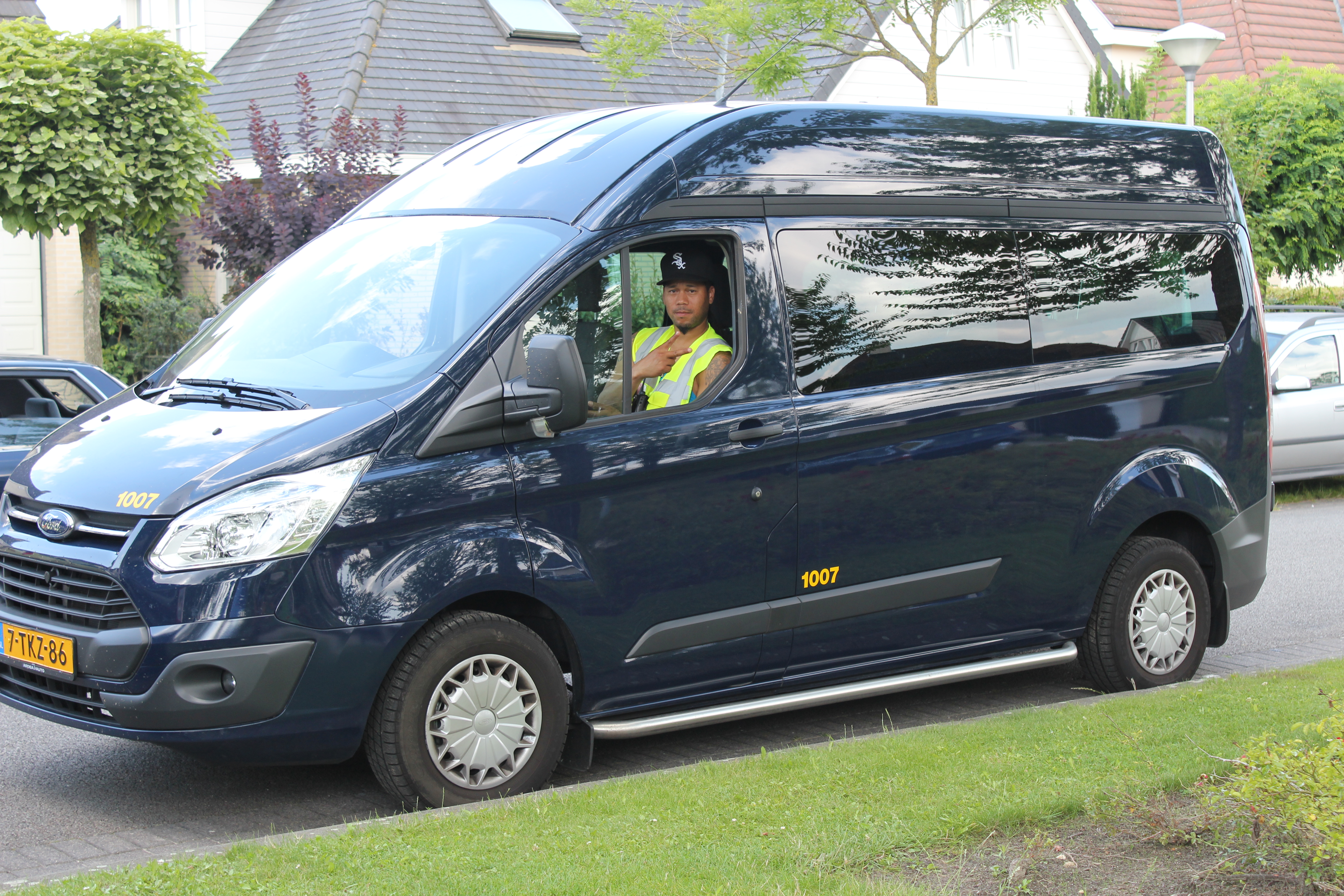 Materiaalbus van Het Kampvuur op een graslocatie